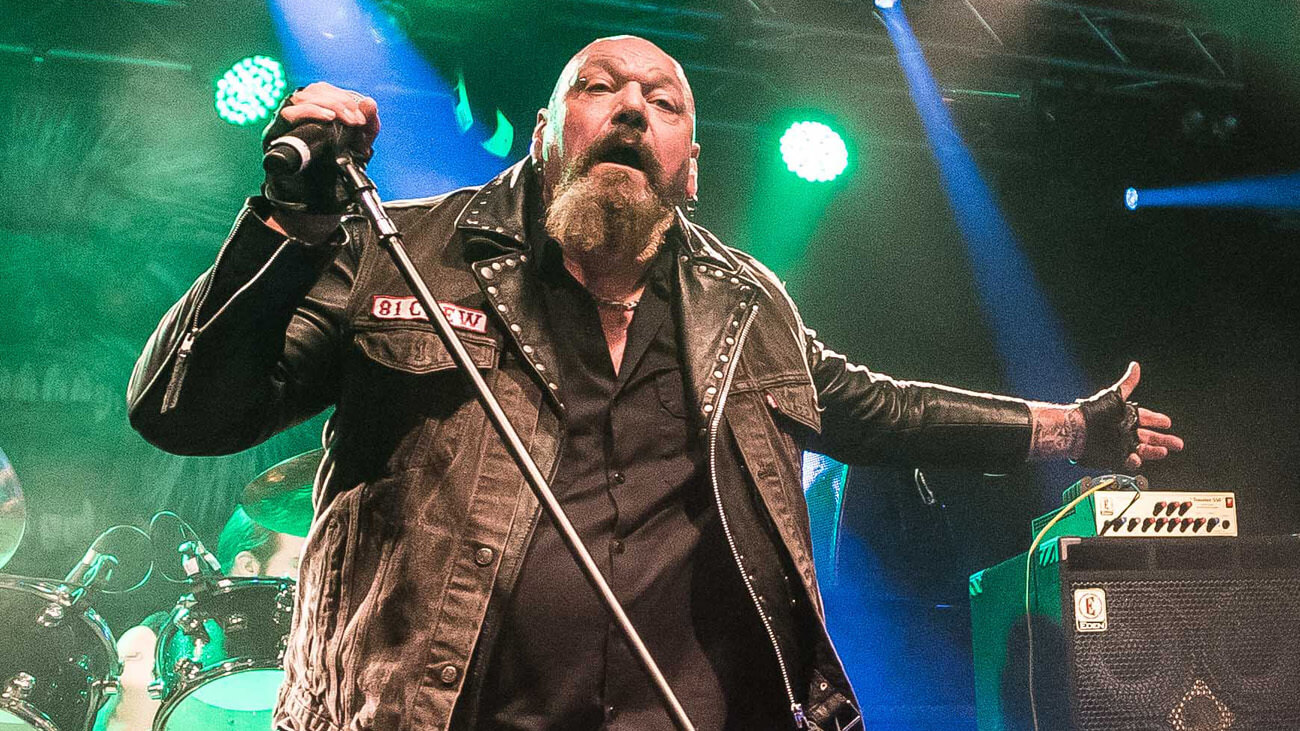 Paul Di’Anno saat memamerkan aksinya di atas panggung.